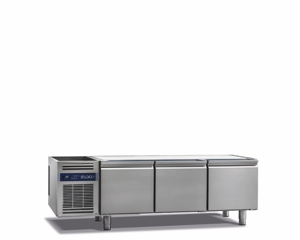 TOP LINE 3-DOOR REFRIGERATED COUNTER FOR CATERING, -18°/-22°C