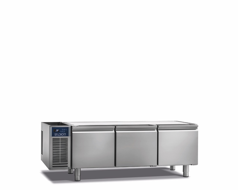 TOP LINE 3-DOOR REFRIGERATED COUNTER FOR CATERING, -18°/-22°C
